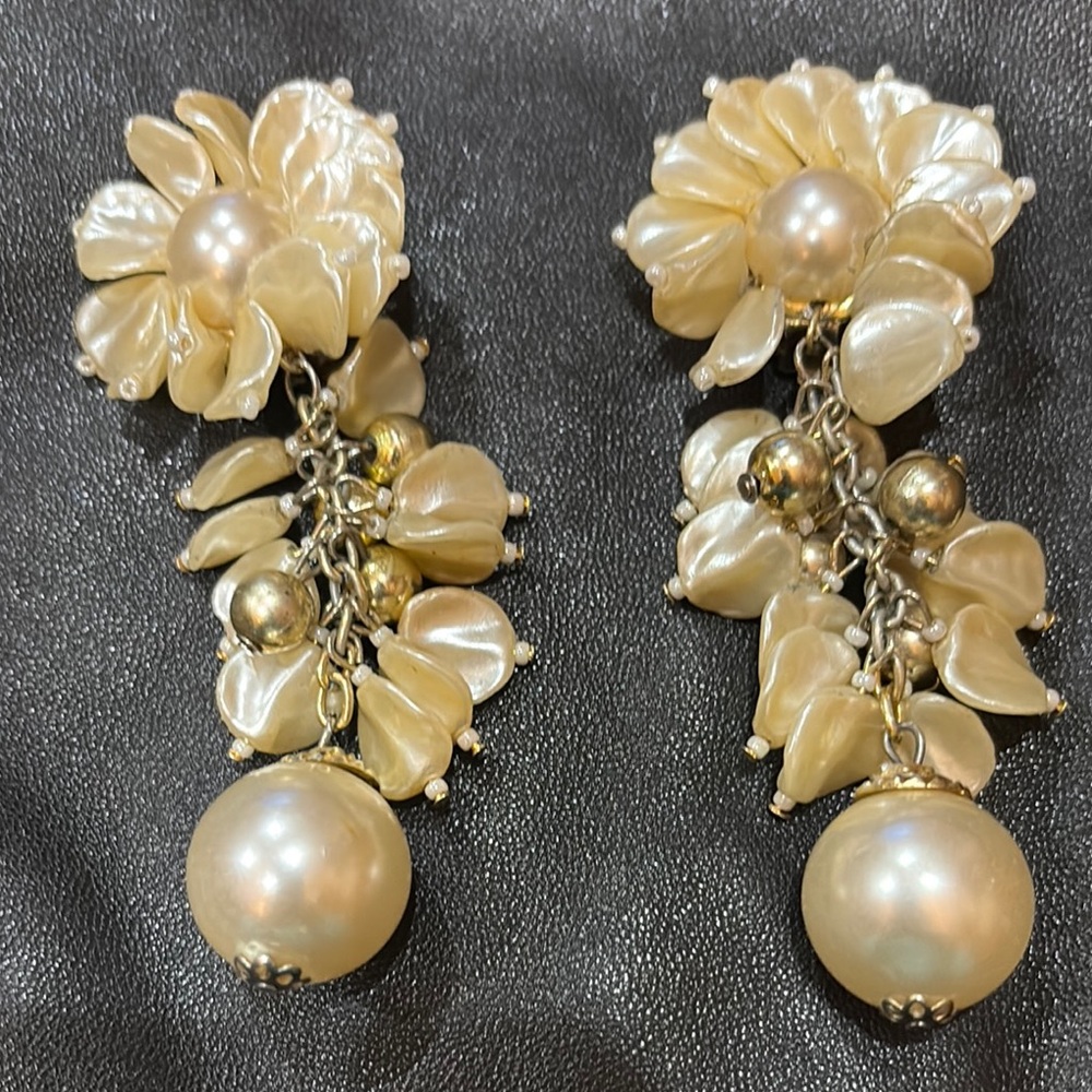 VINTAGE Elegant Cream Floral Pearl Earrings